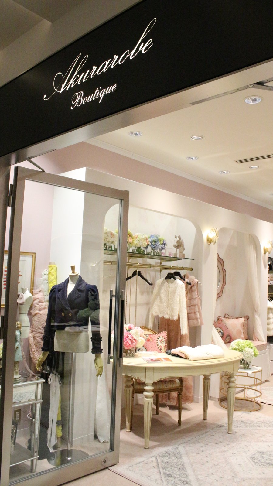 Akurarobe Boutique storefront